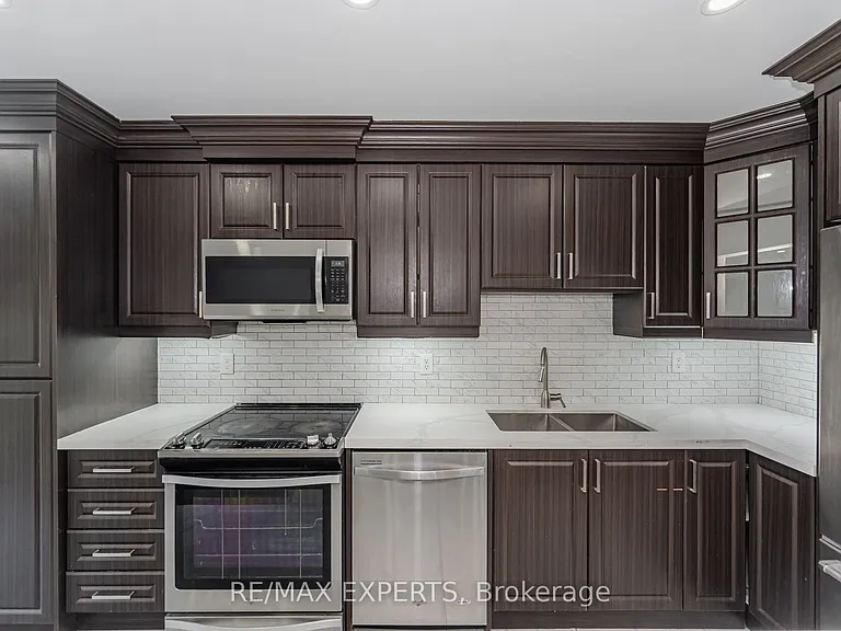 82 Twin Pines Cres — Photo 9