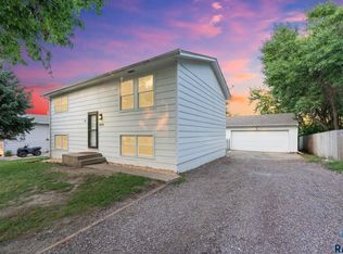 404 Maple St, Valley Springs, SD 57068