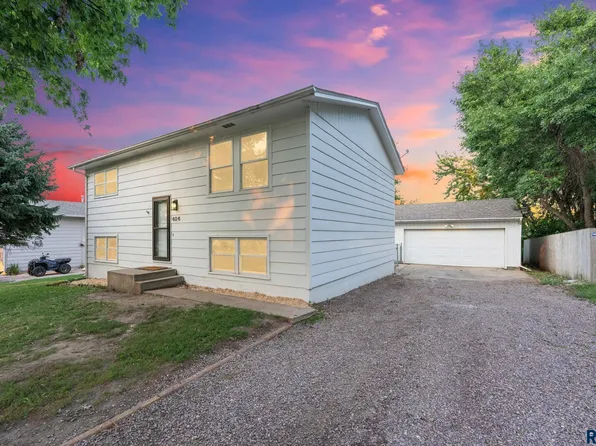 404 Maple St, Valley Springs, SD 57068