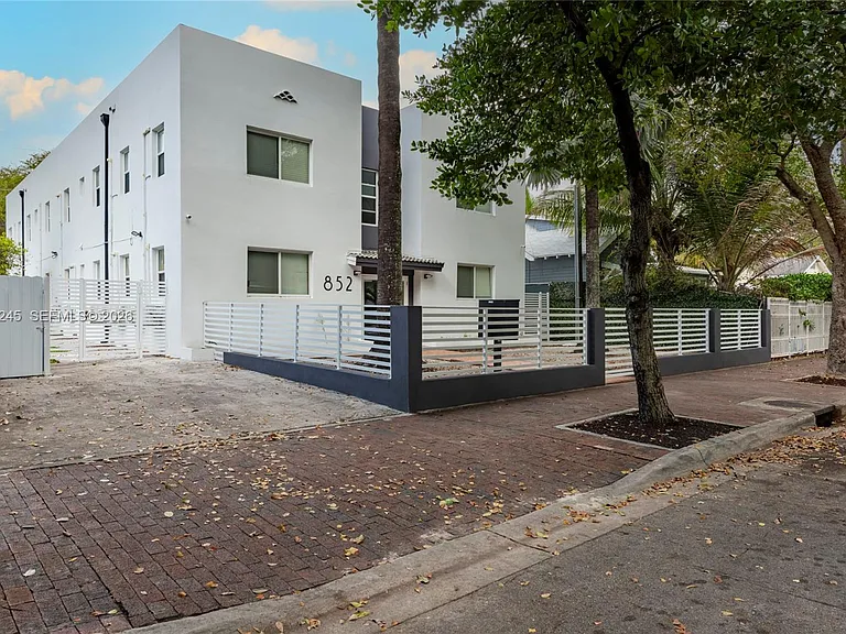 852 SW 13th Ave #3 — Photo 2