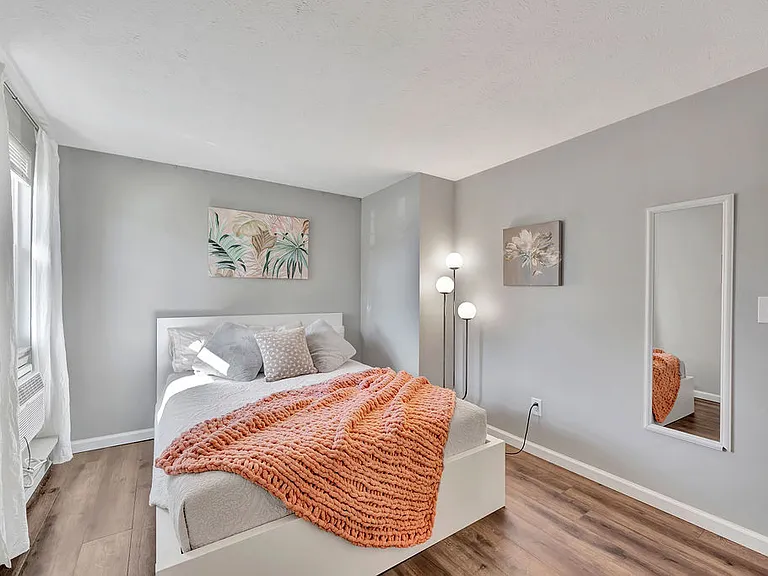 742 S Poplar St — Photo 15