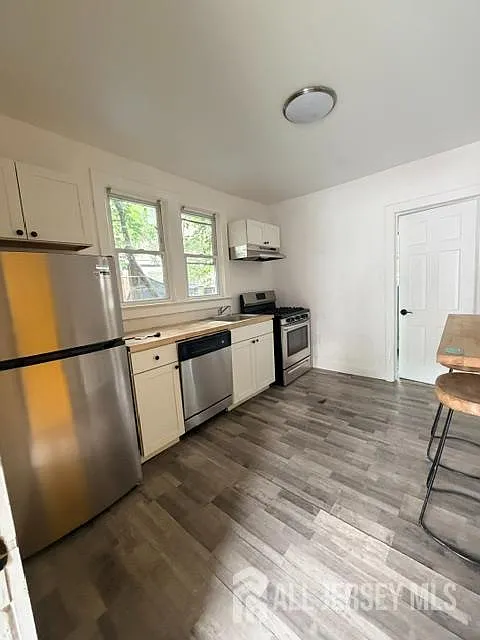 3 bed, 3.0 bath, 930 sqft, $1,800 — Photo 3