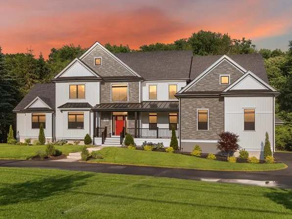 61 Lexington St, Burlington, MA 01803