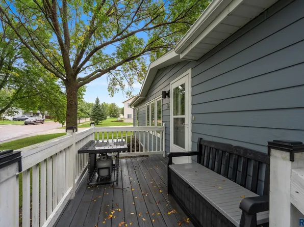 502 N Vandemark Ave, Hartford, SD 57033