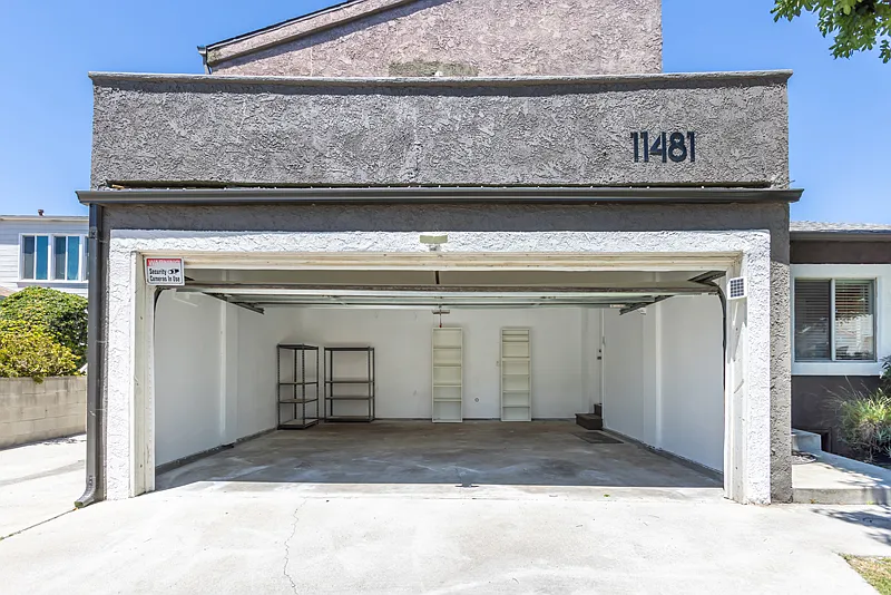 2 bed, 1000 sqft, $3,300 — Photo 2