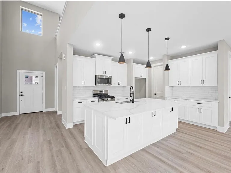 2518 Liguria Ln — Photo 2
