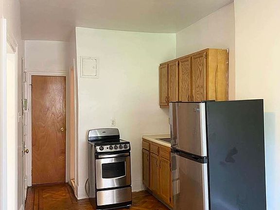 2nd image of 224 W 104th St APT 5
