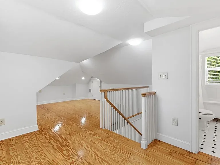 555 18th Ave NE — Photo 22