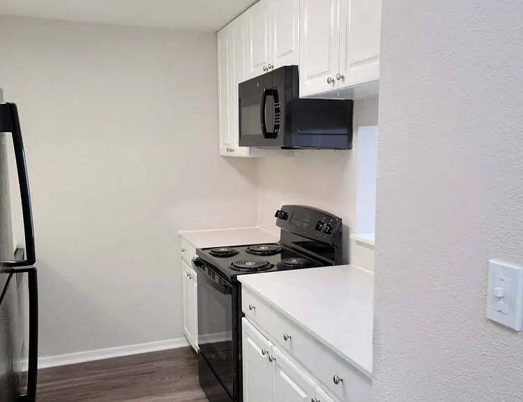 Augusta Court Apartments — Photo 49