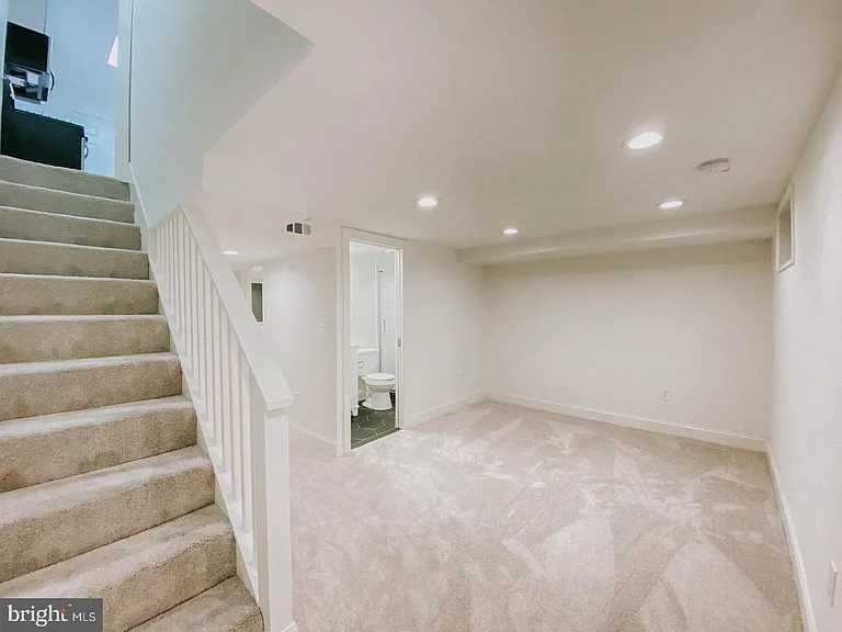 44 E Rosemont Ave — Photo 14