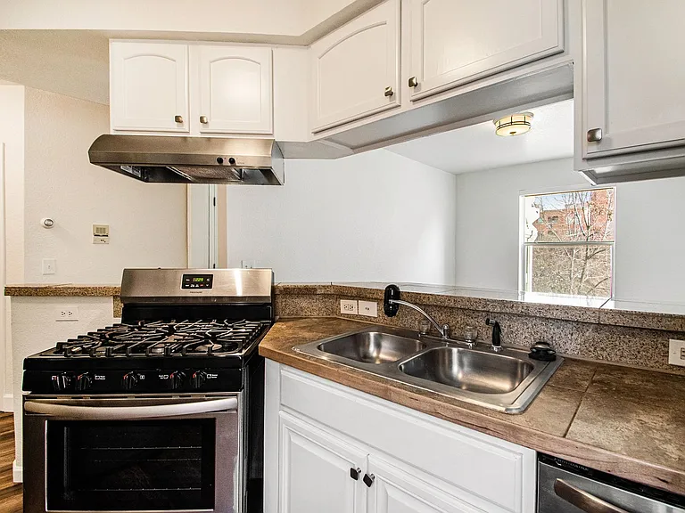 1629 N Clarkson St #21 — Photo 4