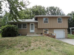 617 NW Fair Ln, Lees Summit, MO 64063