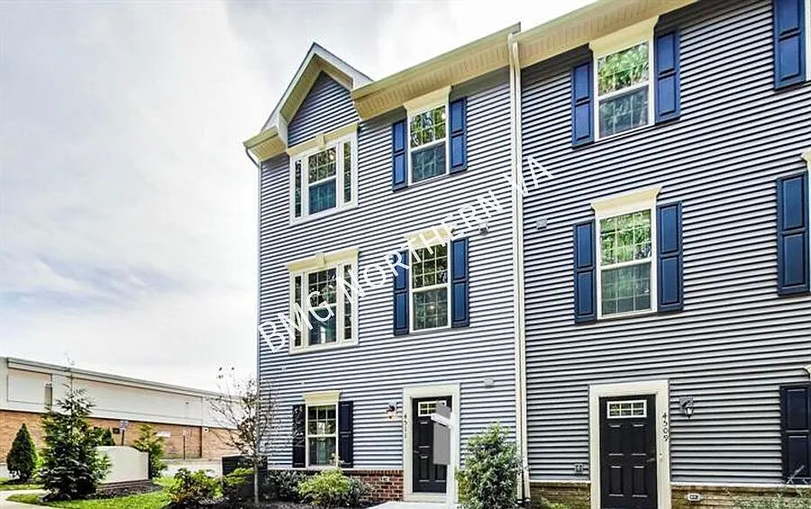 Huge and Sophisticated 4 Bed 4 Bath End Unit Townhome In Desired Heritage Community — Photo 2