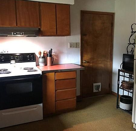 3rd image of 216 Sunset Dr