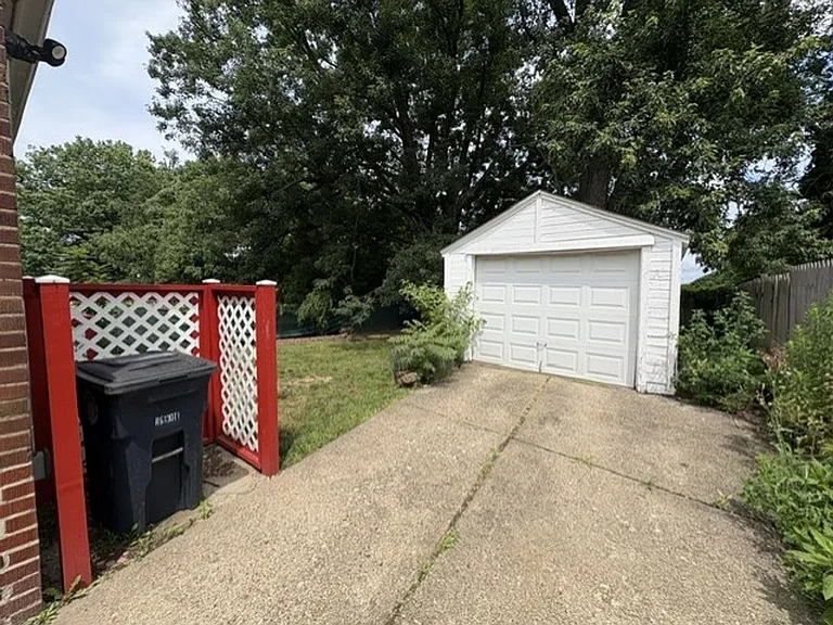781 Saxon Ave — Photo 2