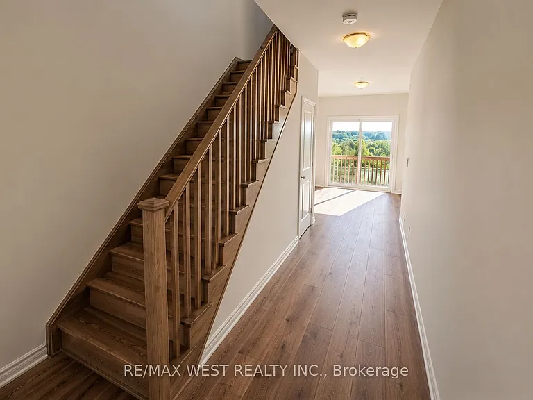 15 Inverary Cres — Photo 2