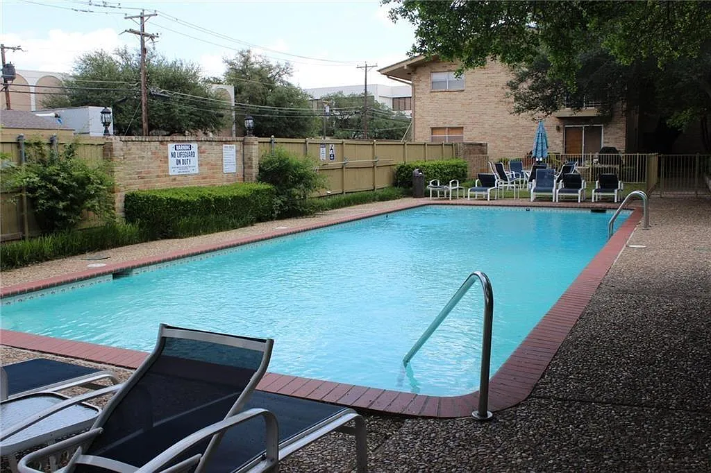 2 bed, 1137 sqft, $1,650 — Photo 2