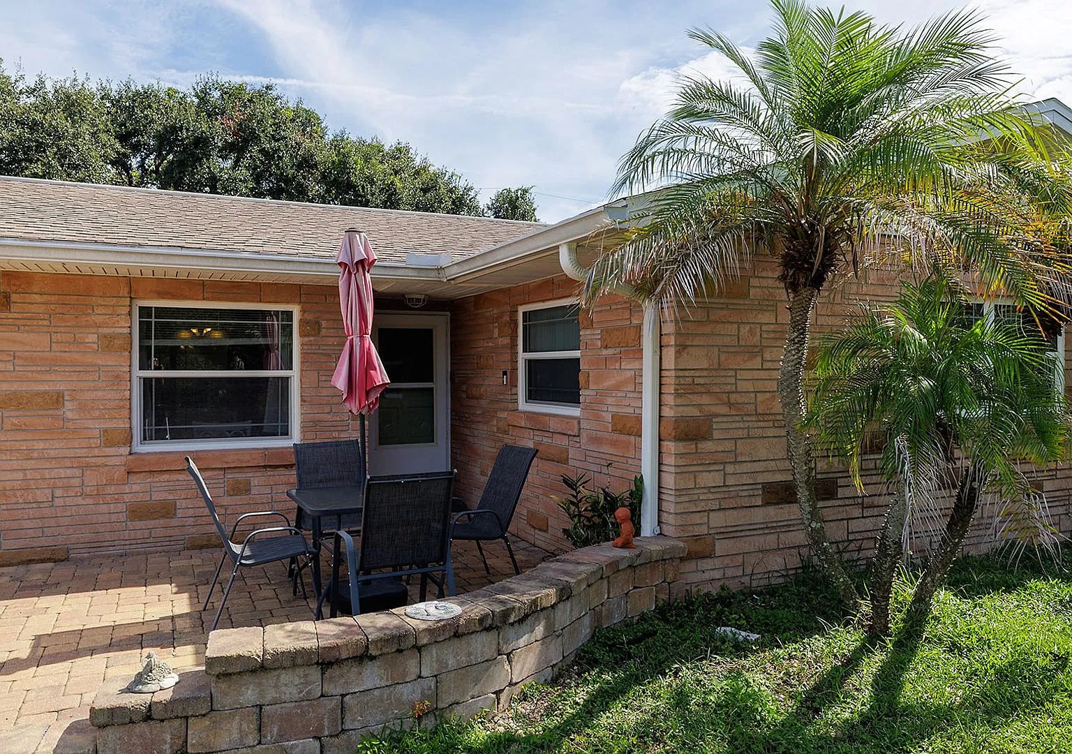 Pet-Friendly 2 bedroom/2 bath 1 car garage monthly only — Photo 3