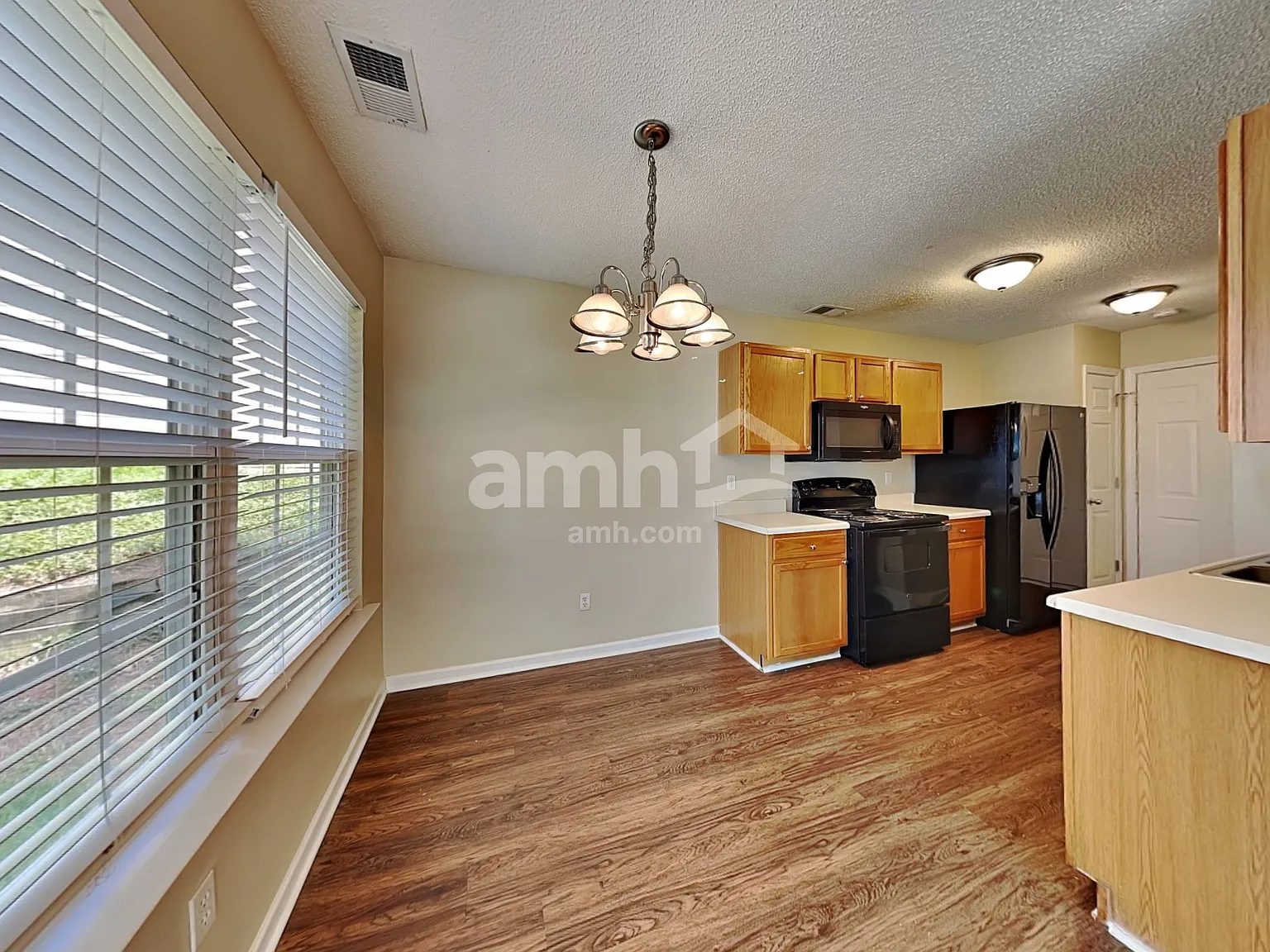 3 bed, 2.5 bath, 1360 sqft, $1,850 — Photo 4