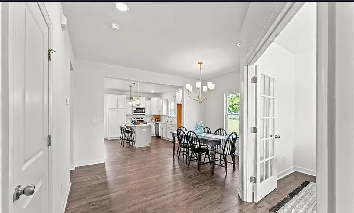 3 bed, 2.5 bath, 2206 sqft, $2,400 — Photo 2