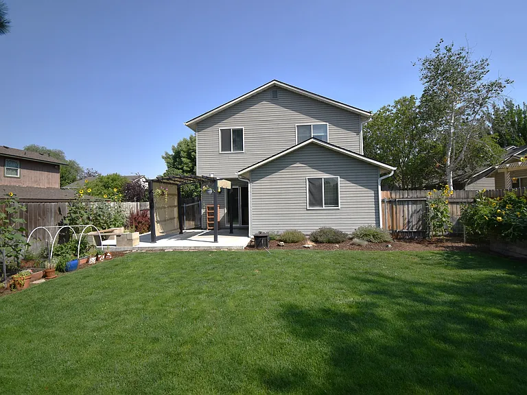 3222 S Lindsay Ave — Photo 26