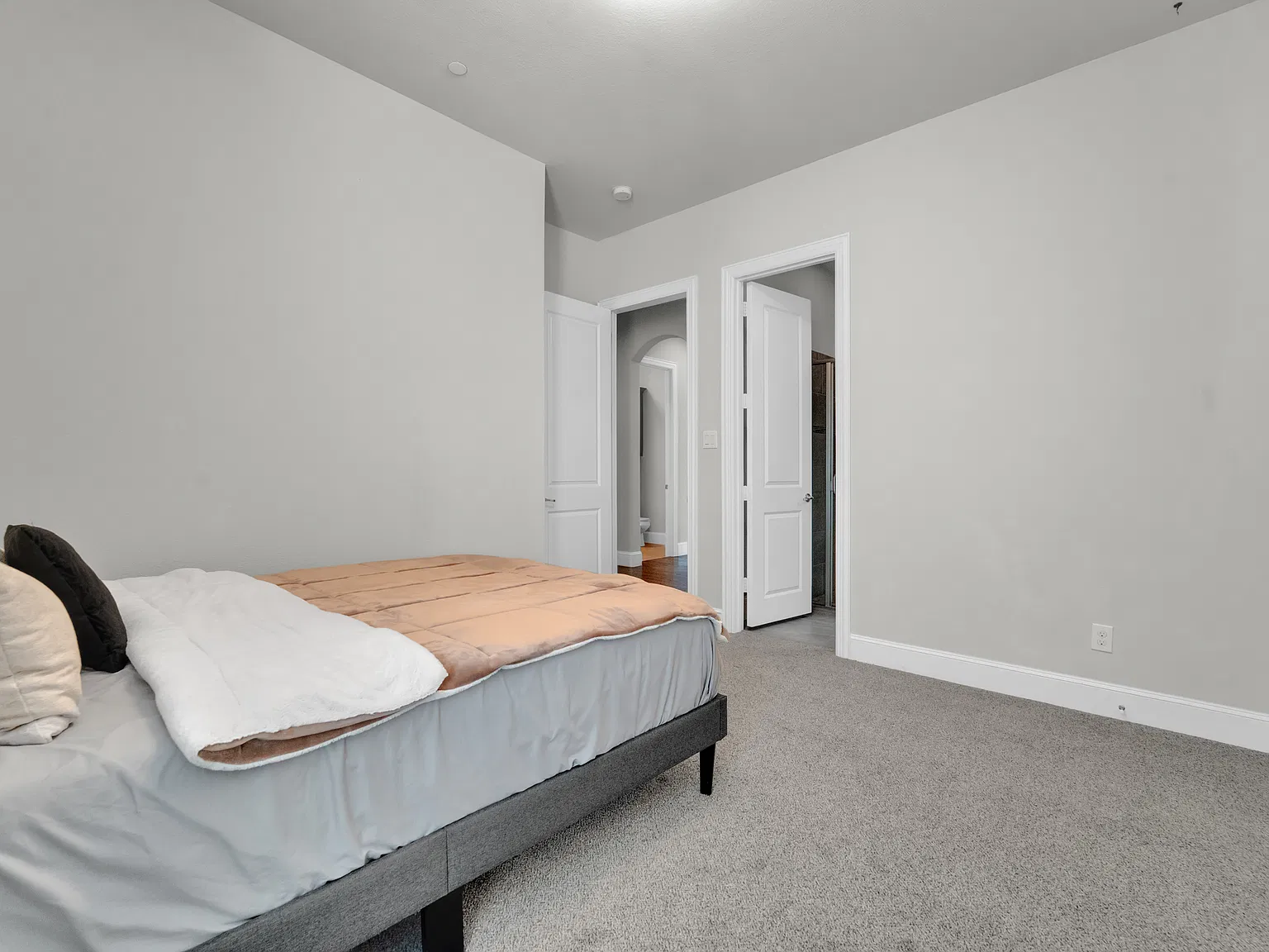4 bed, 4097 sqft, $5,500 — Photo 1