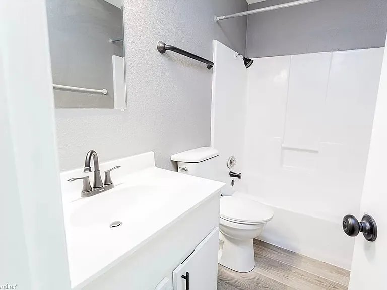 4900 E Stassney Ln — Photo 16