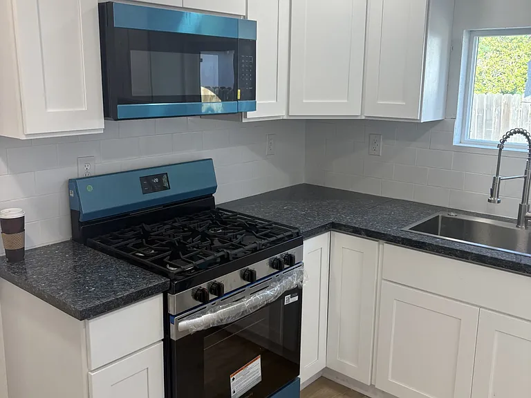 1515 W Bristol Ave — Photo 4