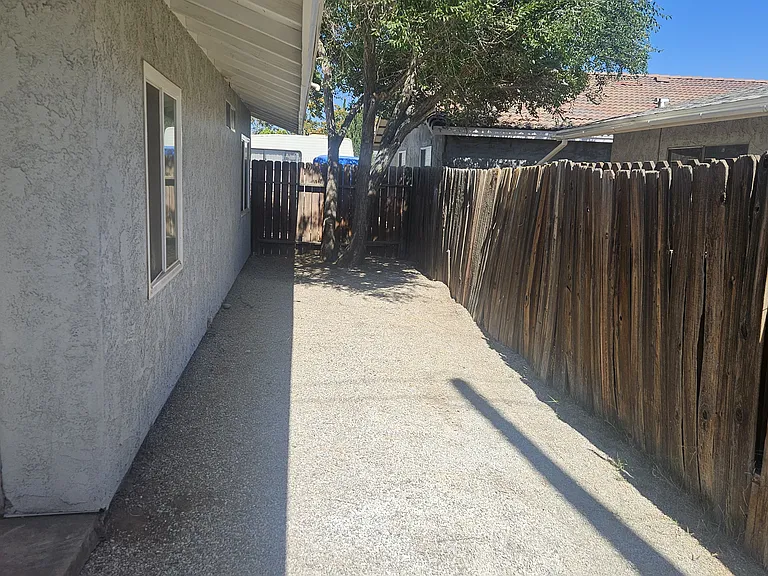 16427 Cajon St — Photo 16