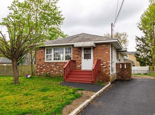 24 Benjamin St, Bay Shore, NY 11706