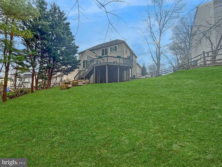 214 W Locust St — Photo 38