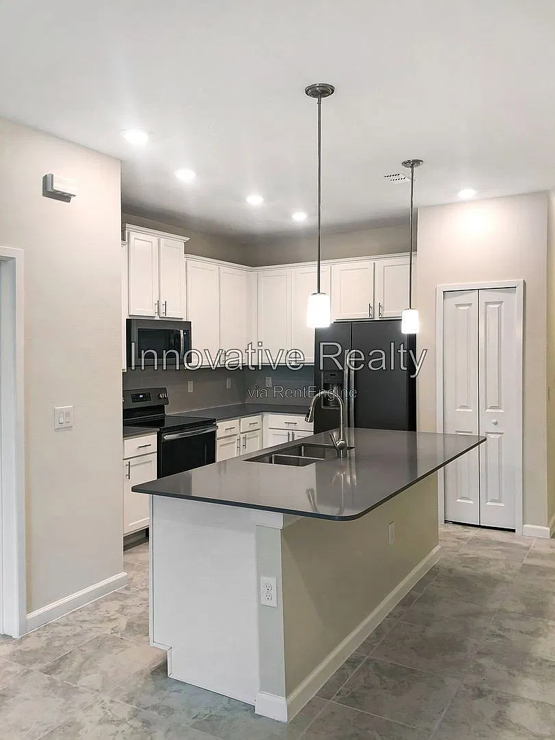 3 bed, 2.5 bath, 1284 sqft, $2,285 — Photo 3