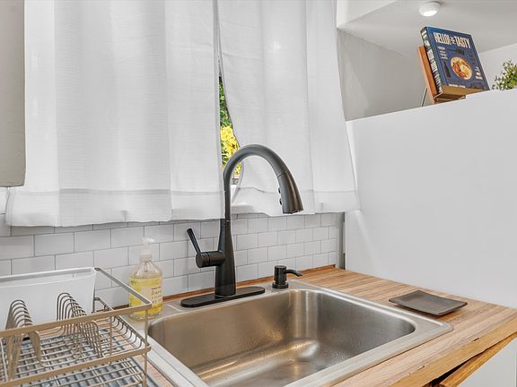 5th image of 7515 N Albina Ave #2
