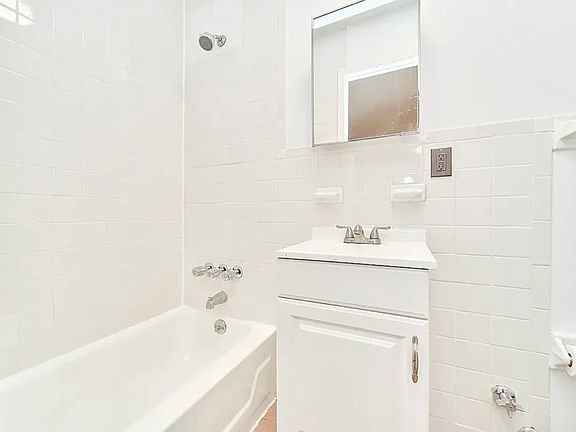4th image of 313 E 95th St APT 4