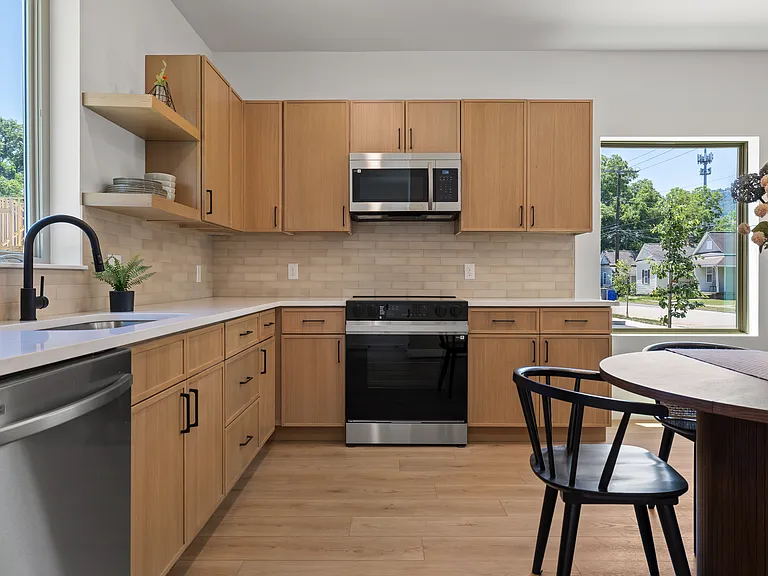 2704 Long St — Photo 2