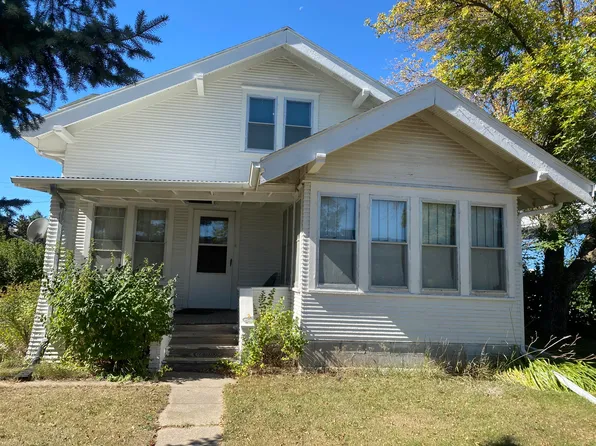 808 3rd St, Leola, SD 57456