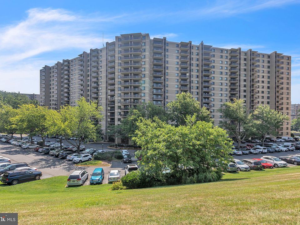 1st image of 205 Yoakum Pkwy Unit 1015