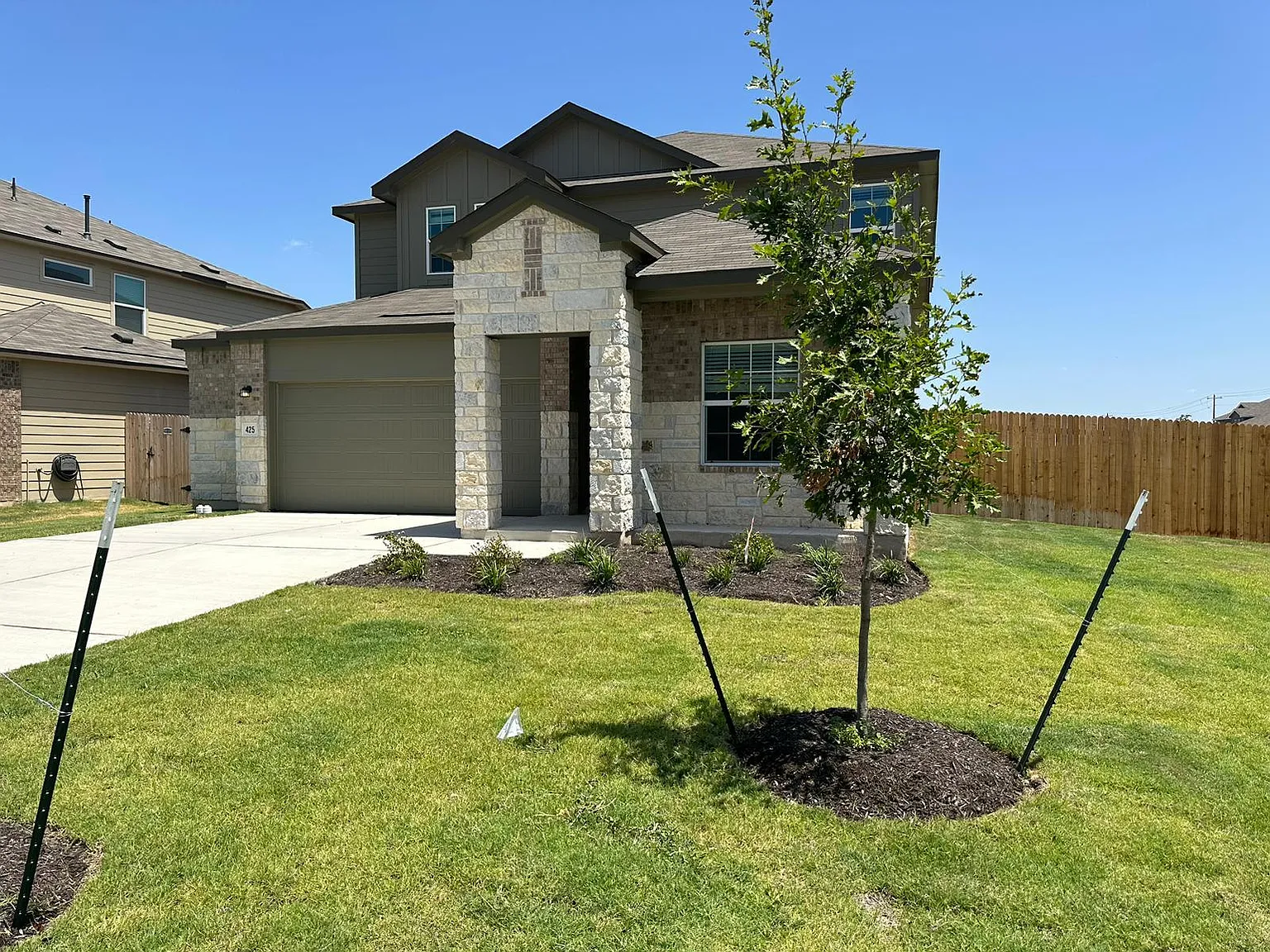 4 bed, 2.5 bath, 2499 sqft, $2,499 — Photo 2