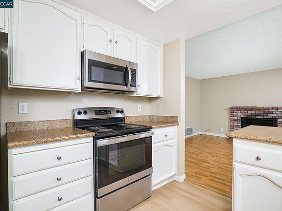 3rd image of 120 Persimmon Dr