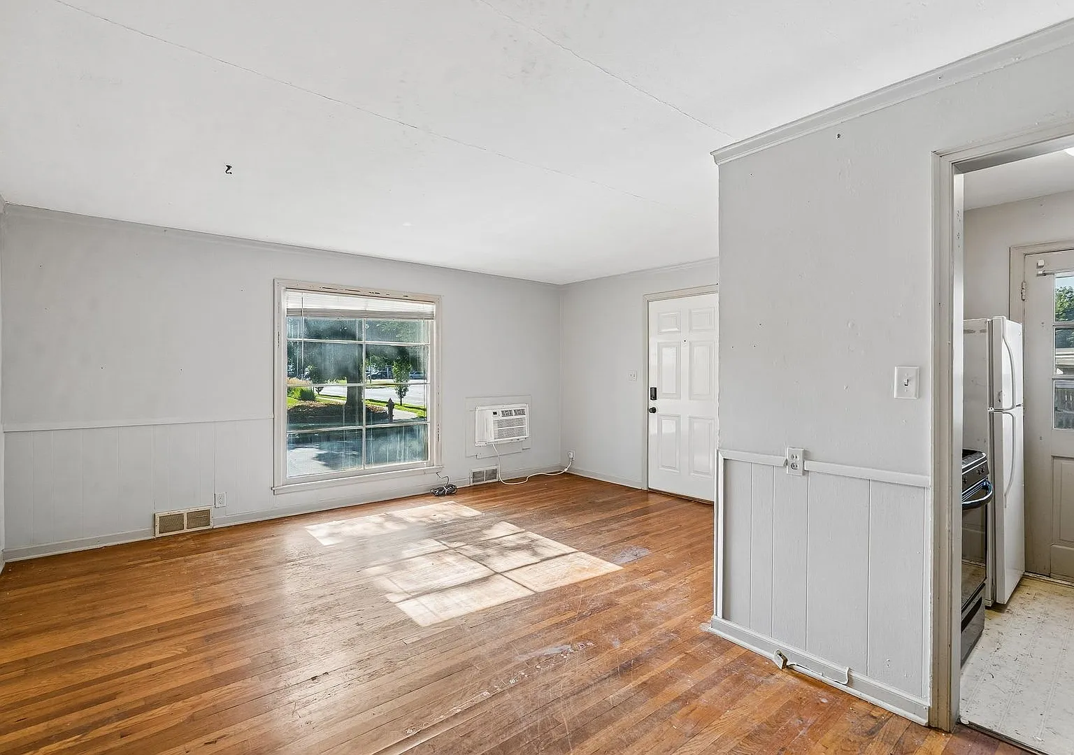 Charming 1 Bedroom! — Photo 3