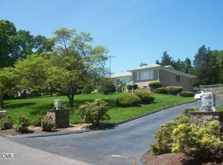 135 Oakridge Rd, Trumbull, CT 06611