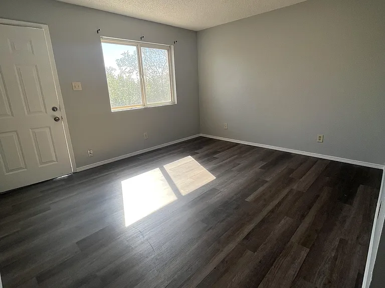 324 Vermont St NE #4 — Photo 2