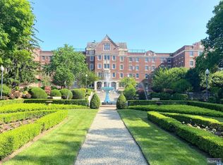 2404 Rio Vista Dr, Mahwah, NJ 07430