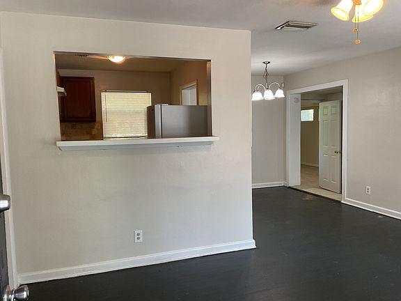 2nd image of 1020 Crestdale St
