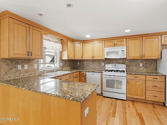 5th image of 352 Silver Bay Road
