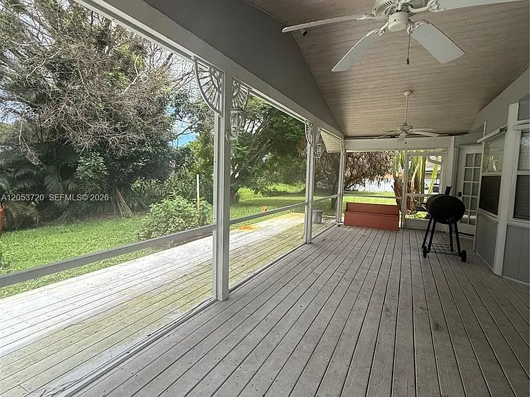 233 SW Chapman Ave — Photo 3