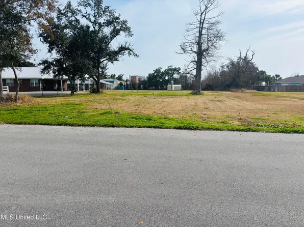 218 E Railroad St, Pass Christian, MS 39571