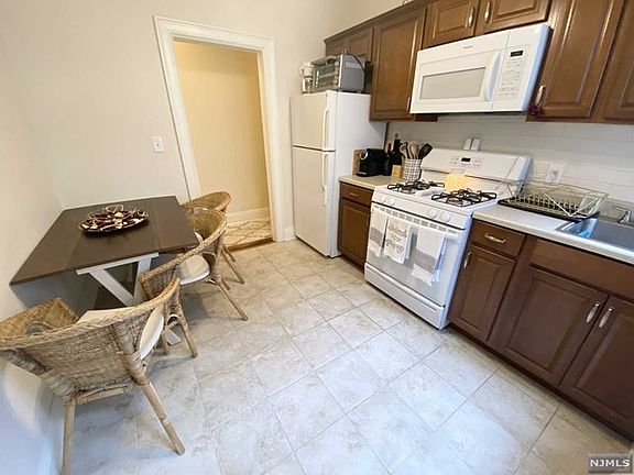 5th image of 7-17 Fair Lawn Ave #1