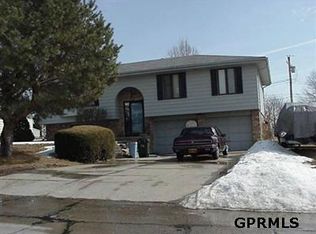 833 Gateway Rd, Elkhorn, NE 68022