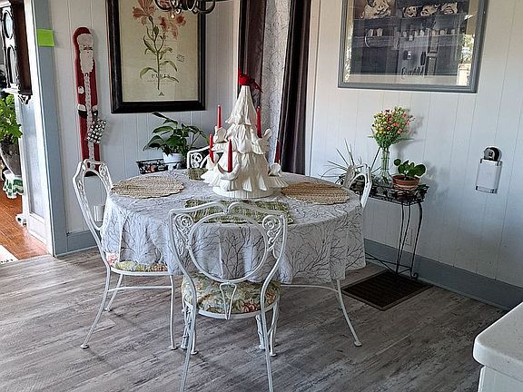 Dining area off kitchen